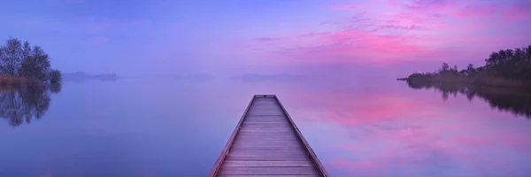 Jetty em um lago parado ao amanhecer nos Países Baixos — Fotografia de Stock