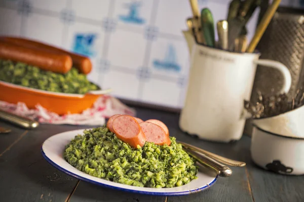 Comida holandesa: col rizada con salchicha ahumada o 'Boerenkool met worst' — Foto de Stock