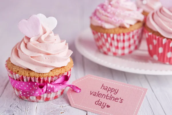 Pink Valentine cupcakes with the words 'Happy Valentine's day' — Zdjęcie stockowe