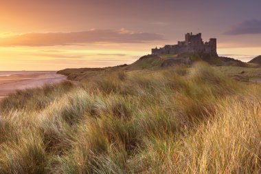 Sunrise dunes adlı Bamburgh Castle, Northumberland, Engla üzerinde