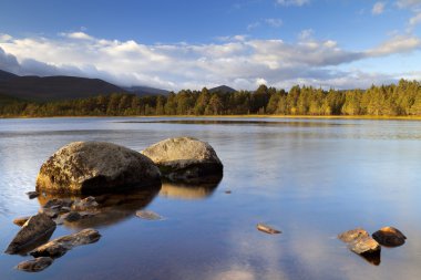 Hala erken gün ışığına, Loch Morlich, Cairngorms, Sco gölde