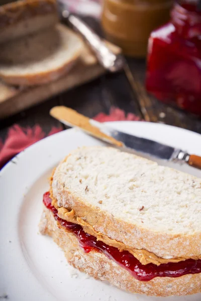 Sandwich de mantequilla de maní y jalea en una mesa rústica — Foto de Stock
