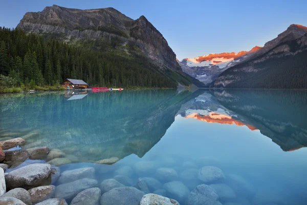 Lake Louise, Banff národní Park, Kanada za úsvitu — Stock fotografie