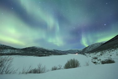 Aurora borealis karlı kış manzara, Fin Lapland üzerinde