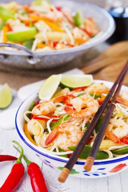 Sağlıklı karides ve sebze parlak yaktı bir kaseye tavada