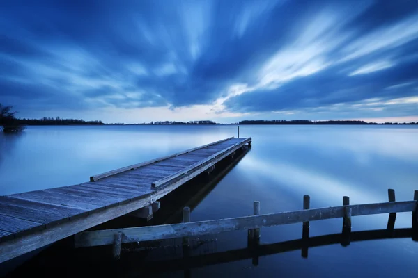 Dawn, Amsterdam Hollanda yakınındaki gölde iskelede — Stok fotoğraf