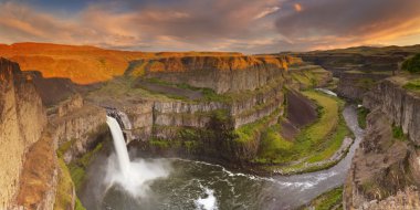 Washington, ABD'deki gün batımında Palouse Falls