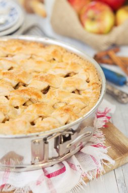 Ev yapımı elma pasta rustik bir tablo