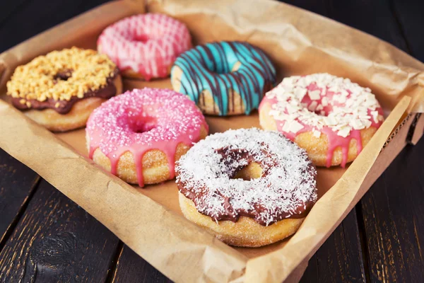 Rosquillas caseras frescas con diversos ingredientes — Foto de Stock