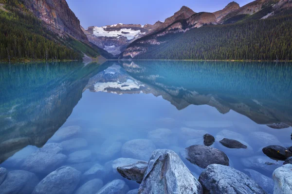 Lago Louise, Parque Nacional de Banff, Canadá ao amanhecer — Fotografia de Stock