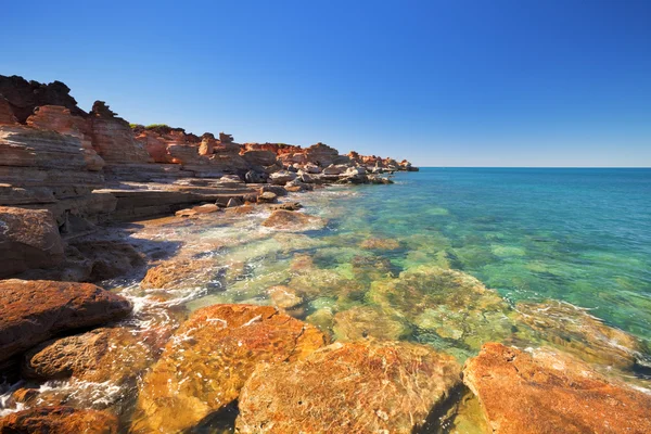 Kırmızı kıyı kayalıklardan at Gantheaume nokta, Broome, Batı Avustralya