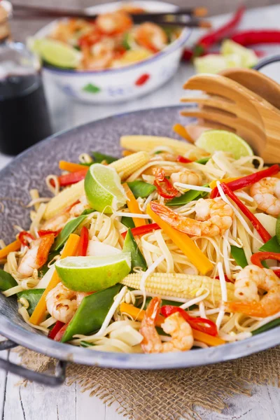 Crevettes et légumes sains dans un bol, bien éclairés — Photo