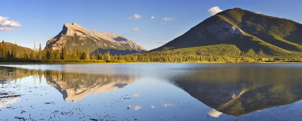 Zinnoberrote Seen und Mount Rundle, Banff-Nationalpark, Kanada — Stockfoto