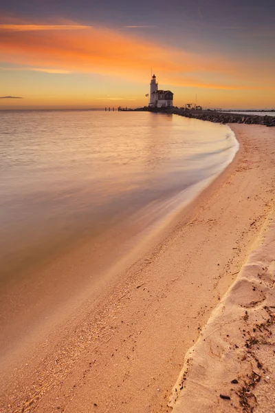 Vuurtoren van Marken in Nederland bij zonsopgang — Stockfoto