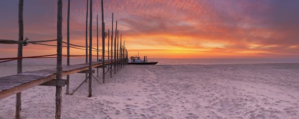 Seaside brygga vid soluppgången på ön Texel, Nederländerna — Stockfoto