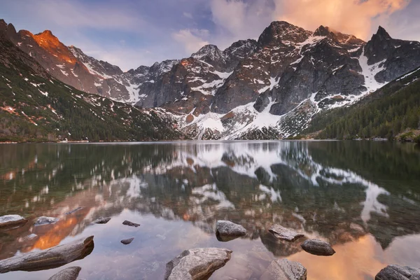 Morskie Oko 湖在塔特拉山，在日落时的波兰 — 图库照片