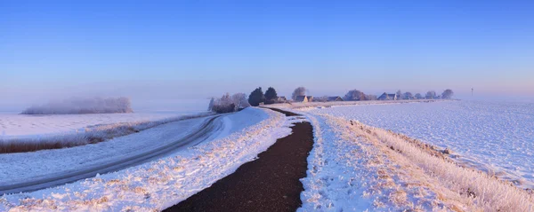 Lac et digue au lever du soleil en hiver aux Pays-Bas — Photo