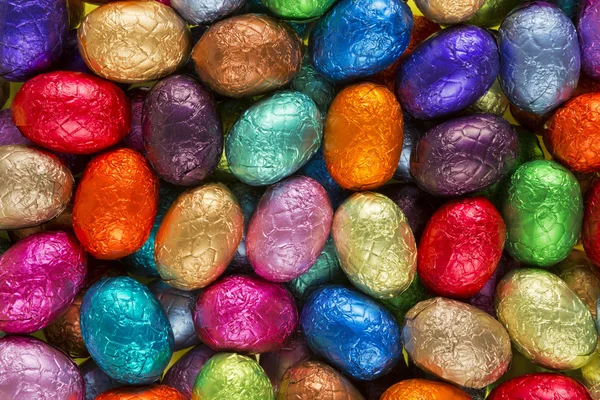 Різнокольорові шоколадні великодні яйця — стокове фото