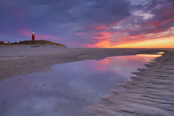 Maják na ostrově Texel v Nizozemsku při západu slunce — Stock fotografie