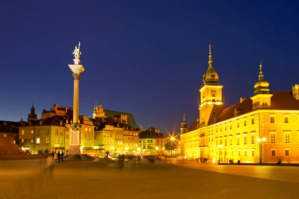 Zámecké náměstí ve Varšavě, Polsko v noci — Stock fotografie
