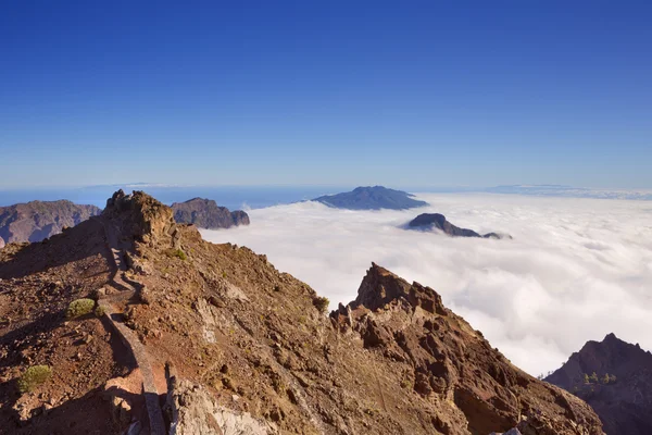 Cime montane su La Palma sopra le nuvole — Foto Stock