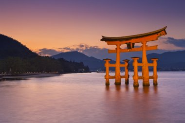 Gün batımında Miyajima yakın geçidin yakınlarında Hiroşima, Japonya