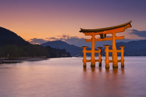 Miyajima torii kapu közelében Hiroshima, Japán naplementekor — Stock Fotó