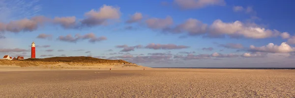 Phare sur l'île de Texel aux Pays-Bas dans la lumière du matin — Photo