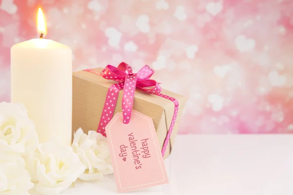 Coeurs de Saint-Valentin et bougies avec un fond brillant scintillant — Photo