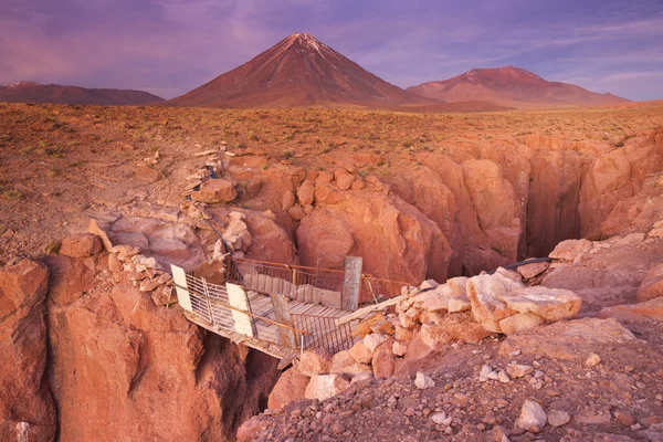 좁은 협곡 및 Volcan Licancabur, 석양, 칠레 아타 카마 사막 — 스톡 사진