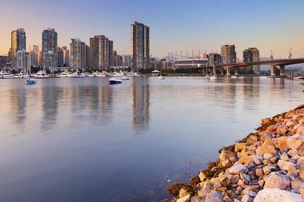 Vancouver, Colúmbia Britânica, Canadá atravessa a água ao pôr-do-sol — Fotografia de Stock