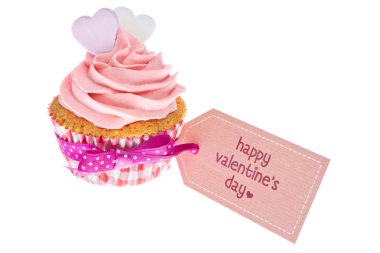 Beyaz izole pembe Sevgililer cupcake