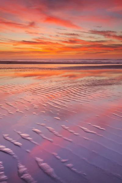 Güzel gün batımı ve düşük tide plajda üzerine düşünceler — Stok fotoğraf