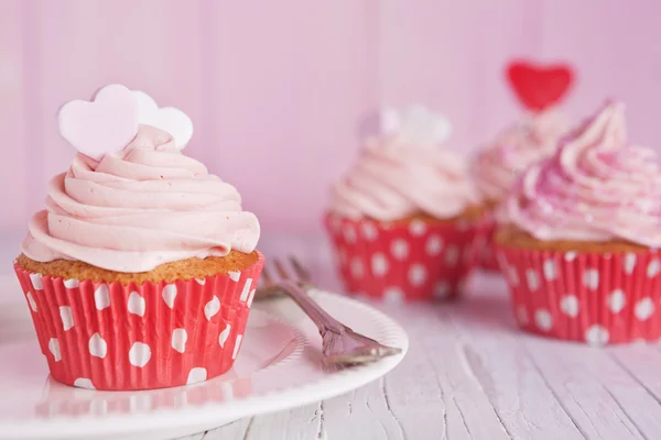 Rosa alla hjärtans cupcakes på ett rustikt bord — Stockfoto
