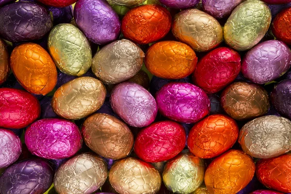 Huevos de Pascua de chocolate rojo, amarillo y rosa —  Fotos de Stock