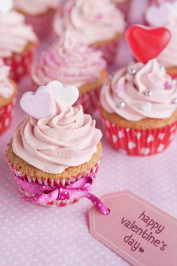 Pink Valentine cupcakes with the words 'Happy Valentine's day'