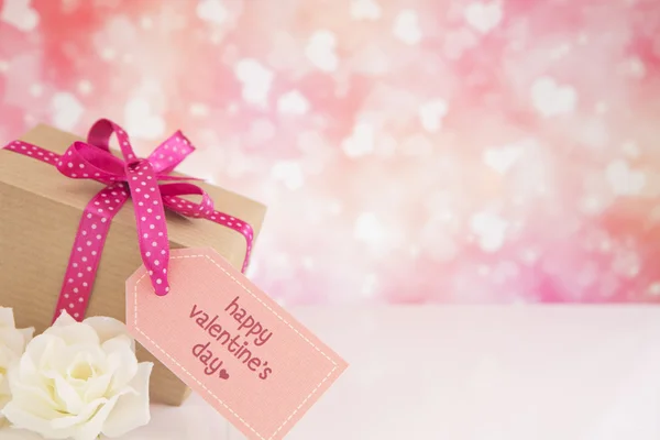 Regalo de San Valentín y rosas con un fondo brillante — Foto de Stock