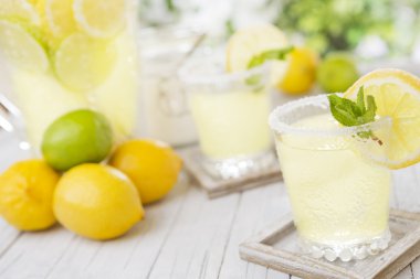 Rustik bir açık masa parlak ışık ferahlatıcı limonata