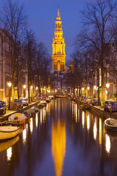 Kyrkan och en kanal i Amsterdam på natten — Stockfoto