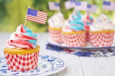 Kırmızı-beyaz-mavi buzlanma ve Amerikan bayrakları ile cupcakes