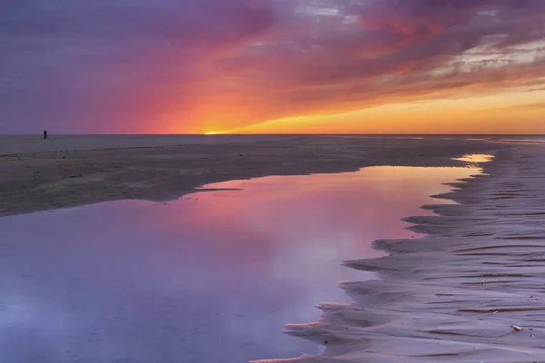 Zonsondergang op het strand, eiland Texel, Nederland — Stockfoto