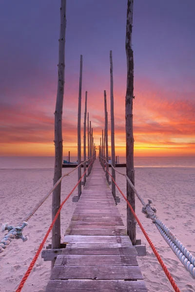 Seaside brygga vid soluppgången på ön Texel, Nederländerna — Stockfoto