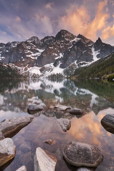 Morskie Oko 湖在塔特拉山，在日落时的波兰 — 图库照片