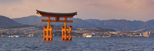 Brána torii Miyajima, poblíž Hirošima, Japonsko — Stock fotografie