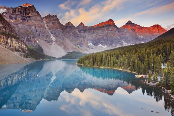 Lago Moraine al amanecer, Parque Nacional Banff, Canadá — Foto de Stock