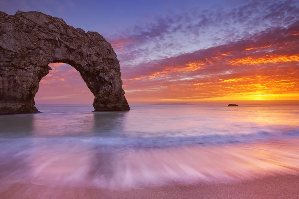 イングランド南部の夕暮れダードル ドアの岩のアーチ — ストック写真