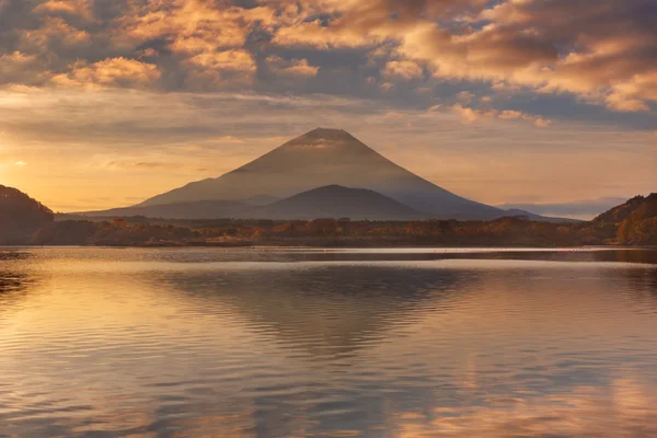 Mount Fuji and Lake Shoji in Japan at sunrise — Stock Photo, Image