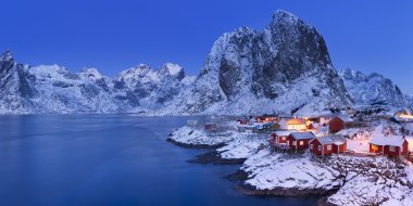 Norveç fisherman's kabin kışın şafak Lofoten üzerinde