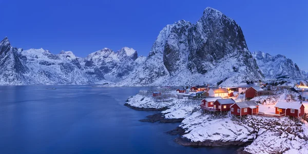Cabanes de pêcheurs norvégiennes sur le Lofoten à l'aube de l'hiver — Photo