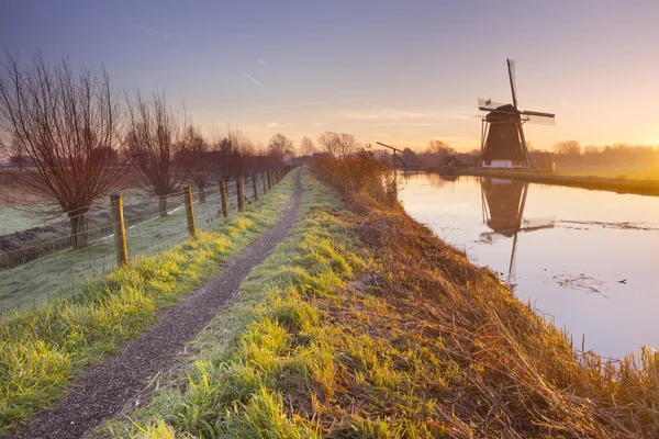 Traditional Dutch windmill near Abcoude, The Netherlands at sunr — 图库照片